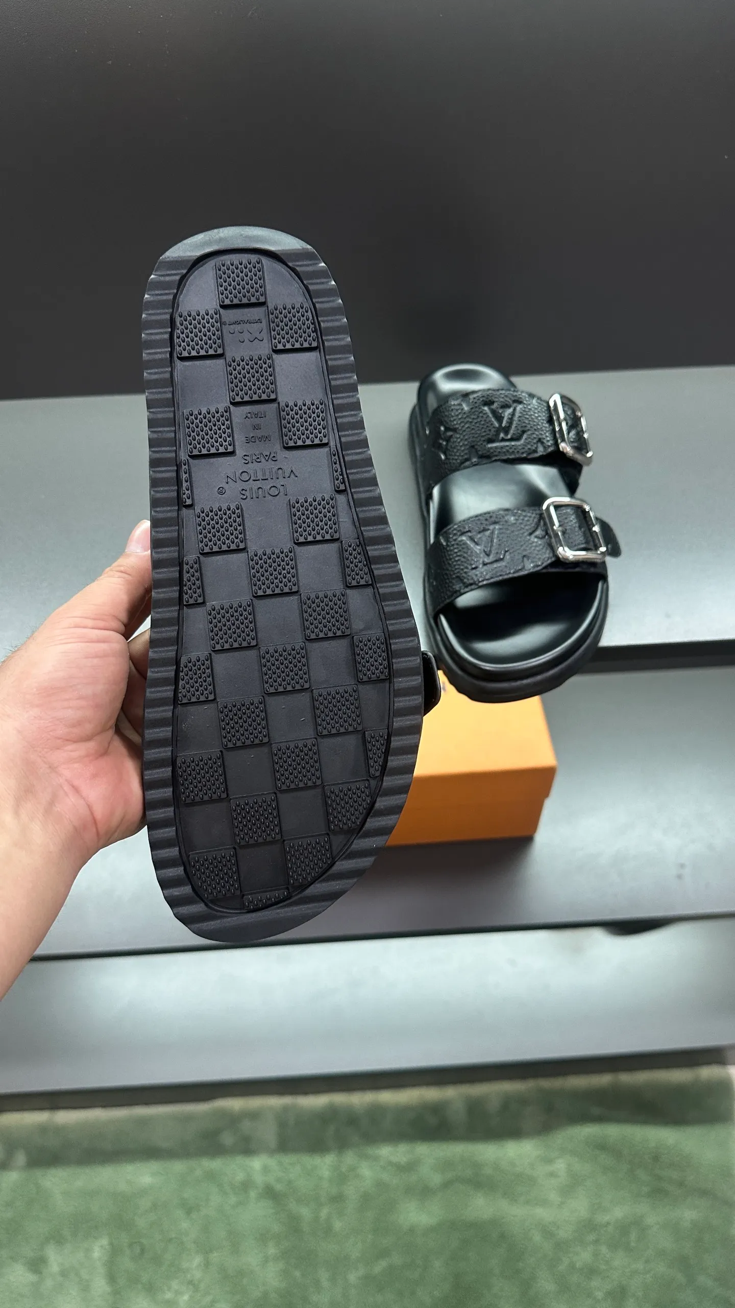 P320 🔍Top purchasing agent LV men's spring and summer slippers counter synchronized. The uppers are made of cowhide fabric imported from Italy, with logo graphics and high-quality craftsmanship. The soles are: original soles specially provided by the original factory. Exclusive molded soles are super comfortable. Original factory follow-up orders. 🔍🔍High quality. You can enter and exit the counter at will. Welcome to compare. Size 38-45